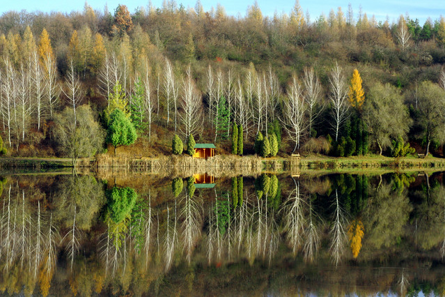 jezero, uprostřed naproti bouda dřevěná